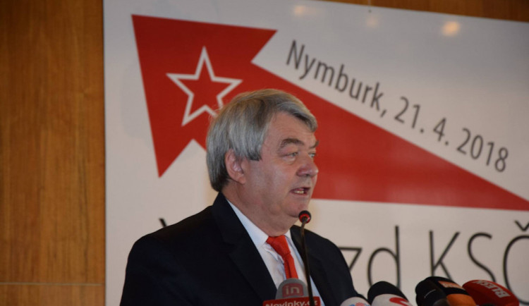 Bývalý šéf KSČM Filip se musí omluvit Milionu chvilek. Jeho výrok o kyberútoku neobstál