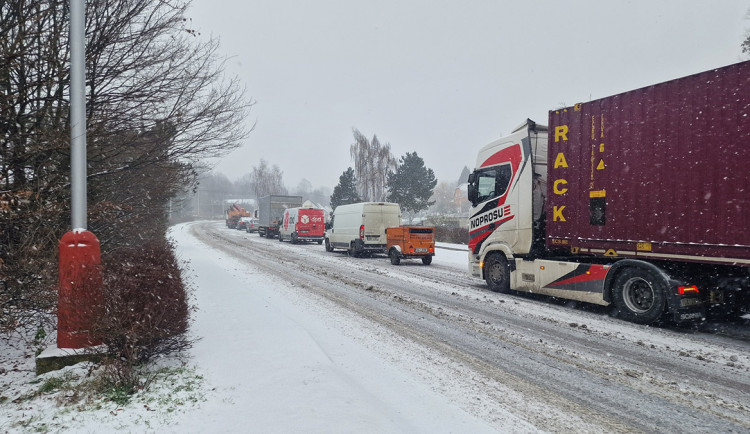 Komplikace na silnici I/46 v Lipině nedaleko Šternberku