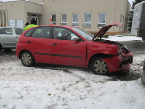 Smrtelný náraz do domu. 90letý řidič zemřel po nehodě u Mohelnice