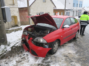 Smrtelný náraz do domu. 90letý řidič zemřel po nehodě u Mohelnice