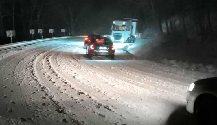 Kolaps nad Šternberkem. Vytížený tah zablokoval po havárii na sněhu kamion