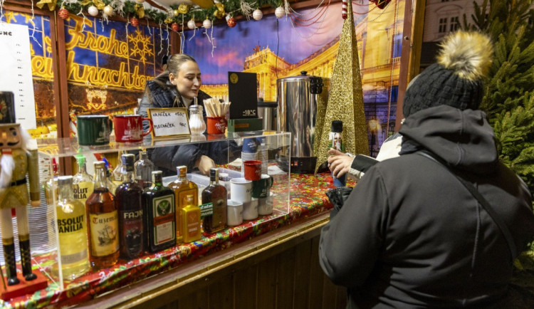 TEST: Ochutnali jsme punče na vánočních trzích v Olomouci. Který stojí za to?