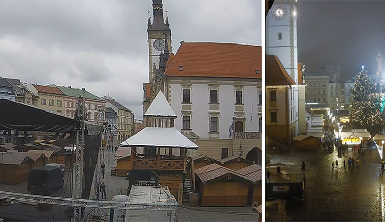 Záběr webkamery na centrum Olomouce kryje pódium. Lidem chybí pohled na vánoční strom