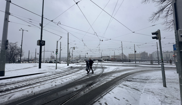 Silné sněžení omezilo dopravu v Praze, lidé mají využít metro