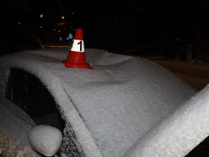 FOTOGALERIE: Auta na střeše nebo v potoce. Na severu kraje mladí řidiči bourali kvůli sněhu