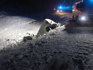 FOTOGALERIE: Auta na střeše nebo v potoce. Na severu kraje mladí řidiči bourali kvůli sněhu