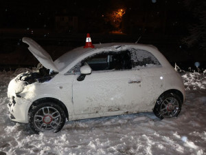 FOTOGALERIE: Auta na střeše nebo v potoce. Na severu kraje mladí řidiči bourali kvůli sněhu