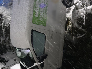 FOTOGALERIE: Auta na střeše nebo v potoce. Na severu kraje mladí řidiči bourali kvůli sněhu