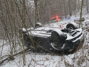 FOTOGALERIE: Auta na střeše nebo v potoce. Na severu kraje mladí řidiči bourali kvůli sněhu