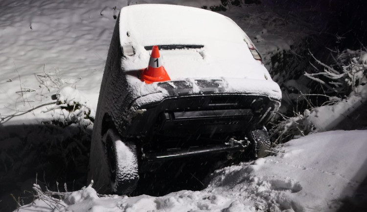 FOTOGALERIE: Auta na střeše nebo v potoce. Na severu kraje mladí řidiči bourali kvůli sněhu
