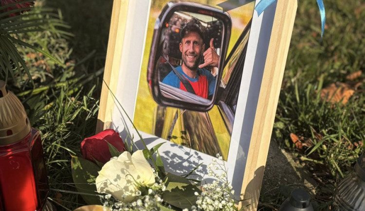 Část pietního místa k uctění památky horského záchranáře Romana Fišnara