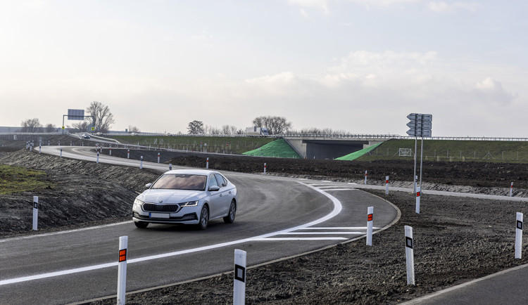 VIDEO, ANKETA: Nový rondel pod D35 u Olomouce část řidičů kritizuje. Je komfortní, říká šéf ŘSD