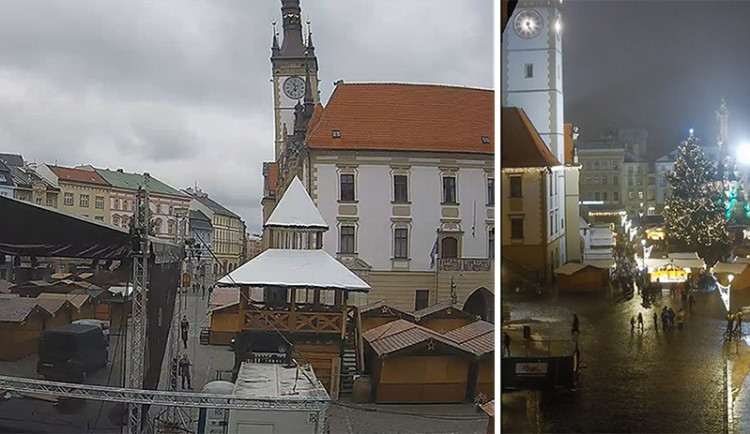 Záběr webkamery na centrum Olomouce kryje pódium. Lidem chybí pohled na vánoční strom