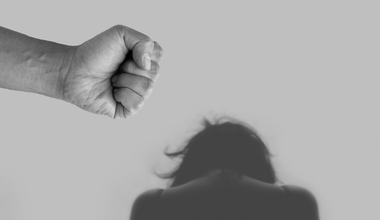 Liberecký kraj posiluje pomoc lidem ohroženým domácím násilím, spouští kampaň