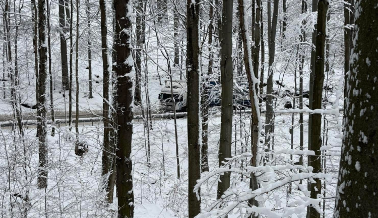 Silnice z Mníšku přes Oldřichovské sedlo stojí, napříč uvízl kamion