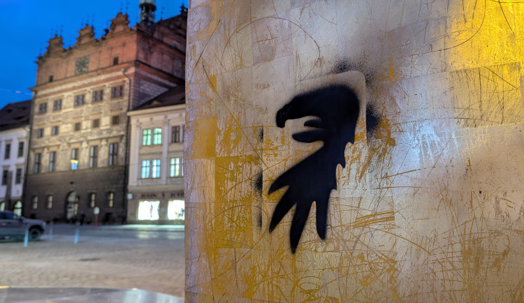 Němečtí fotbaloví fanoušci řádí v ulicích, posprejovali i zlacenou kašnu na náměstí