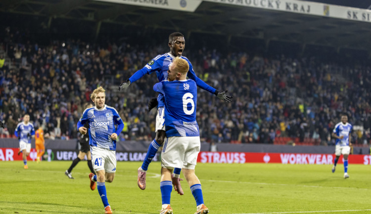 Záložník Sigmy Ahmad Ghali se raduje s Jáchymem Šípem ze svého druhého gólu