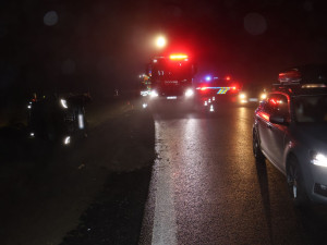 U Kokor večer havaroval mikrobus se čtrnácti lidmi. Šest osob je zraněných, řidič jel rychle