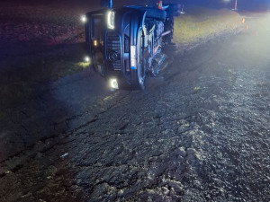 U Kokor večer havaroval mikrobus se čtrnácti lidmi. Šest osob je zraněných, řidič jel rychle