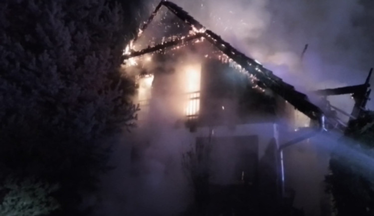 Na Třebíčsku hořela o půlnoci na dnešek chata, škoda je předběžně šest milionů