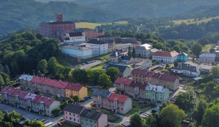 Vyšel z Mírova a znovu vraždil. Recidivista ubodal přítelkyni