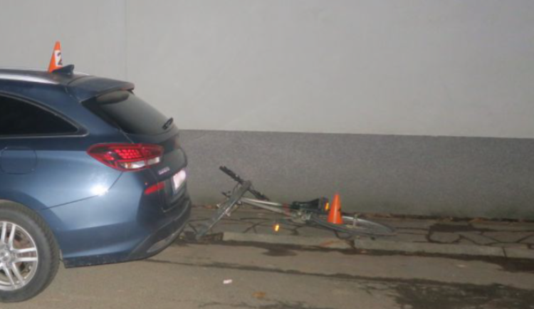 Opilý cyklista narazil do auta, motorkář sletěl do příkopu. Oba nadýchali 2,5 promile
