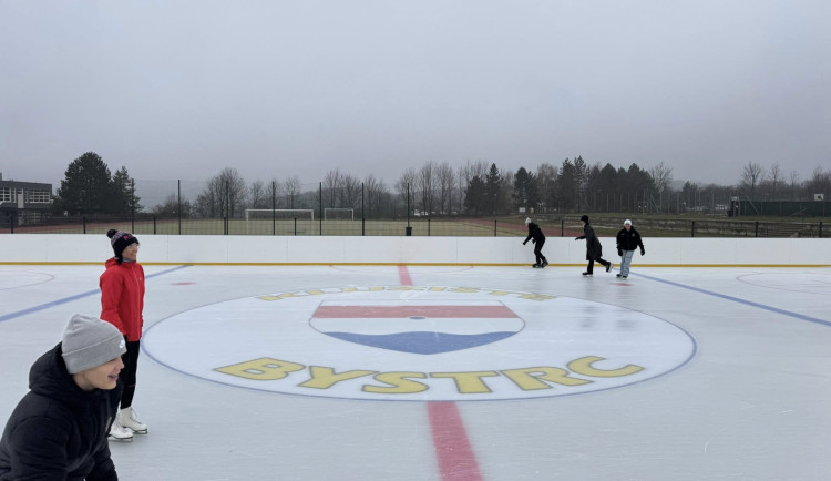 Základky v Bystrci mají vlastní kluziště, veřejnost si na něm zabruslí od soboty