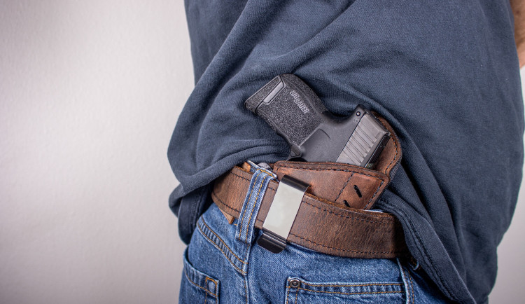 Opilý muž odmítal odejít z cizího pozemku v Brně. Měl u sebe střelnou zbraň