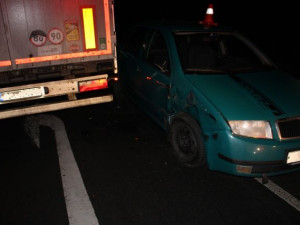 Tři auta v sobě, viník ujel. Na nájezdu na D1 u Přerova řidič nákladní soupravy nedal přednost