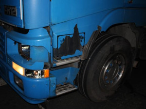 Tři auta v sobě, viník ujel. Na nájezdu na D1 u Přerova řidič nákladní soupravy nedal přednost