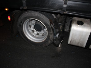 Tři auta v sobě, viník ujel. Na nájezdu na D1 u Přerova řidič nákladní soupravy nedal přednost