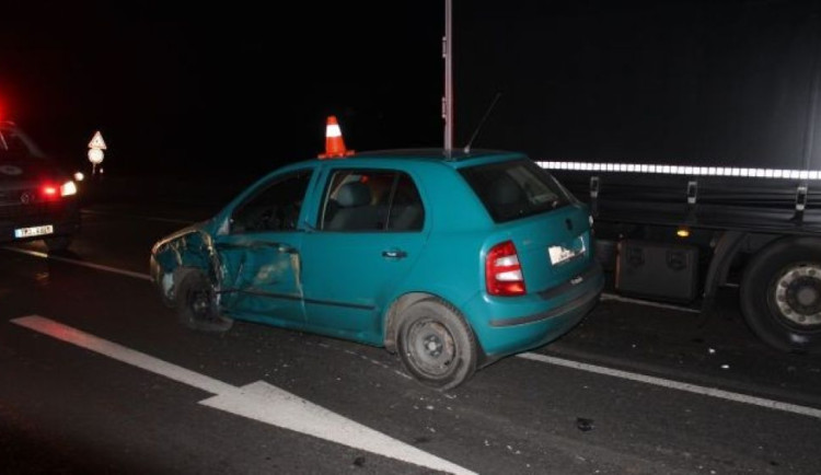 Tři auta v sobě, viník ujel. Na nájezdu na D1 u Přerova řidič nákladní soupravy nedal přednost