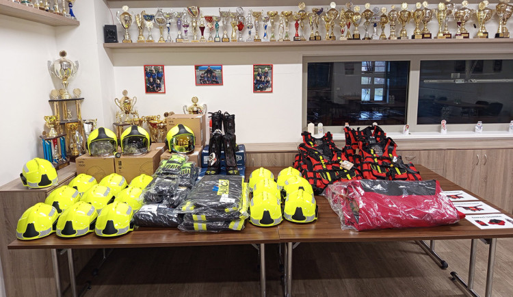 Bezpečněji k zásahům. Dobrovolní hasiči v Olomouci dostali nové vybavení