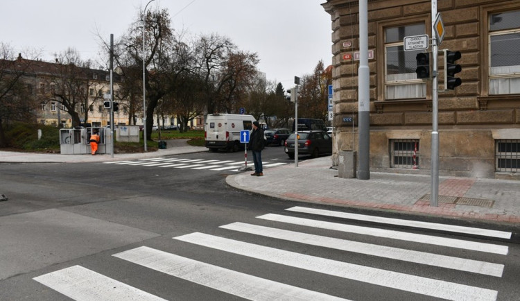 Na Husovo náměstí se opět vrátí doprava, opravy za 40 milionů mají zvýšit bezpečnost