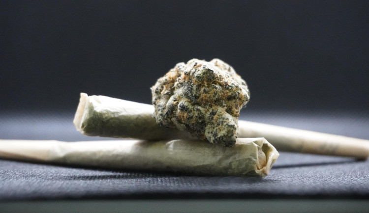 Žákyně autoškoly na Hodonínsku si den před jízdou zapálila brko. Chytla ji policie