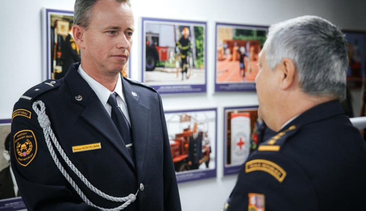 Při požáru zachránil liberecký hasič Roman Kostelňák dítě, dostal medaili HZS