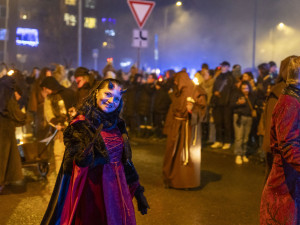 FOTOGALERIE: Čerti se světlicemi a andělé na koních. Mikulášský rej v Přerově přitáhl davy
