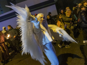 FOTOGALERIE: Čerti se světlicemi a andělé na koních. Mikulášský rej v Přerově přitáhl davy