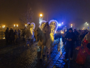 FOTOGALERIE: Čerti se světlicemi a andělé na koních. Mikulášský rej v Přerově přitáhl davy