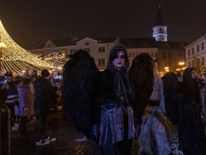 FOTOGALERIE: Čerti se světlicemi a andělé na koních. Mikulášský rej v Přerově přitáhl davy