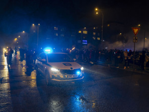 FOTOGALERIE: Čerti se světlicemi a andělé na koních. Mikulášský rej v Přerově přitáhl davy