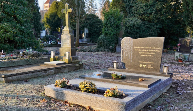Pietní místo pro dárce těl na lékařské účely na olomouckém hřbitově v Neředíně