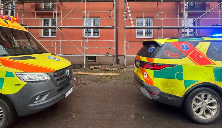 Záchranáři měli plné ruce práce. Zaměstnala je těžká zranění po pádu ze schodů i z lešení