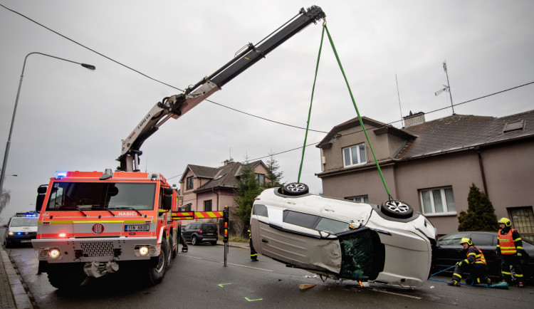 Při nehodě v Radvanicích skončil osobní vůz na střeše