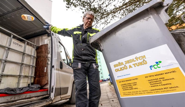 Tuk ze smažení umí ucpat potrubí, připomíná jihlavská radnice. Jsou z něj i svíčky