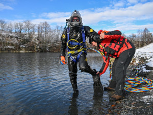 VIDEO: Speciální cvičení s patnáctikilovou přilbou. Hasiči se potápěli v lomu