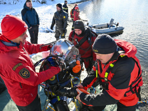 VIDEO: Speciální cvičení s patnáctikilovou přilbou. Hasiči se potápěli v lomu