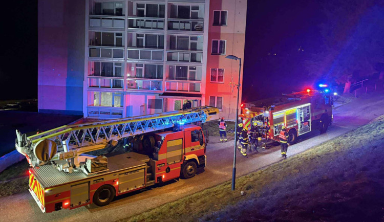 Tragický požár v paneláku v Tanvaldu. Zemřel v něm muž, 30 lidí bylo evakuováno
