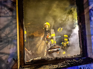V Oseku nad Bečvou hořela chata. Jeden člověk skončil v péči záchranářů
