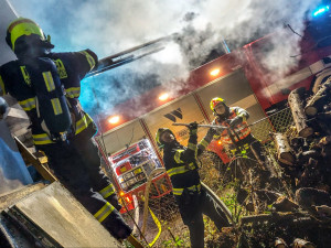 V Oseku nad Bečvou hořela chata. Jeden člověk skončil v péči záchranářů